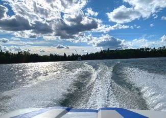 wake behind the boat